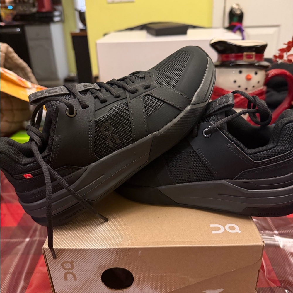 On Cloud The Roger Ch pro 6.5 woman/ 5 youth new in box $170 retail!!